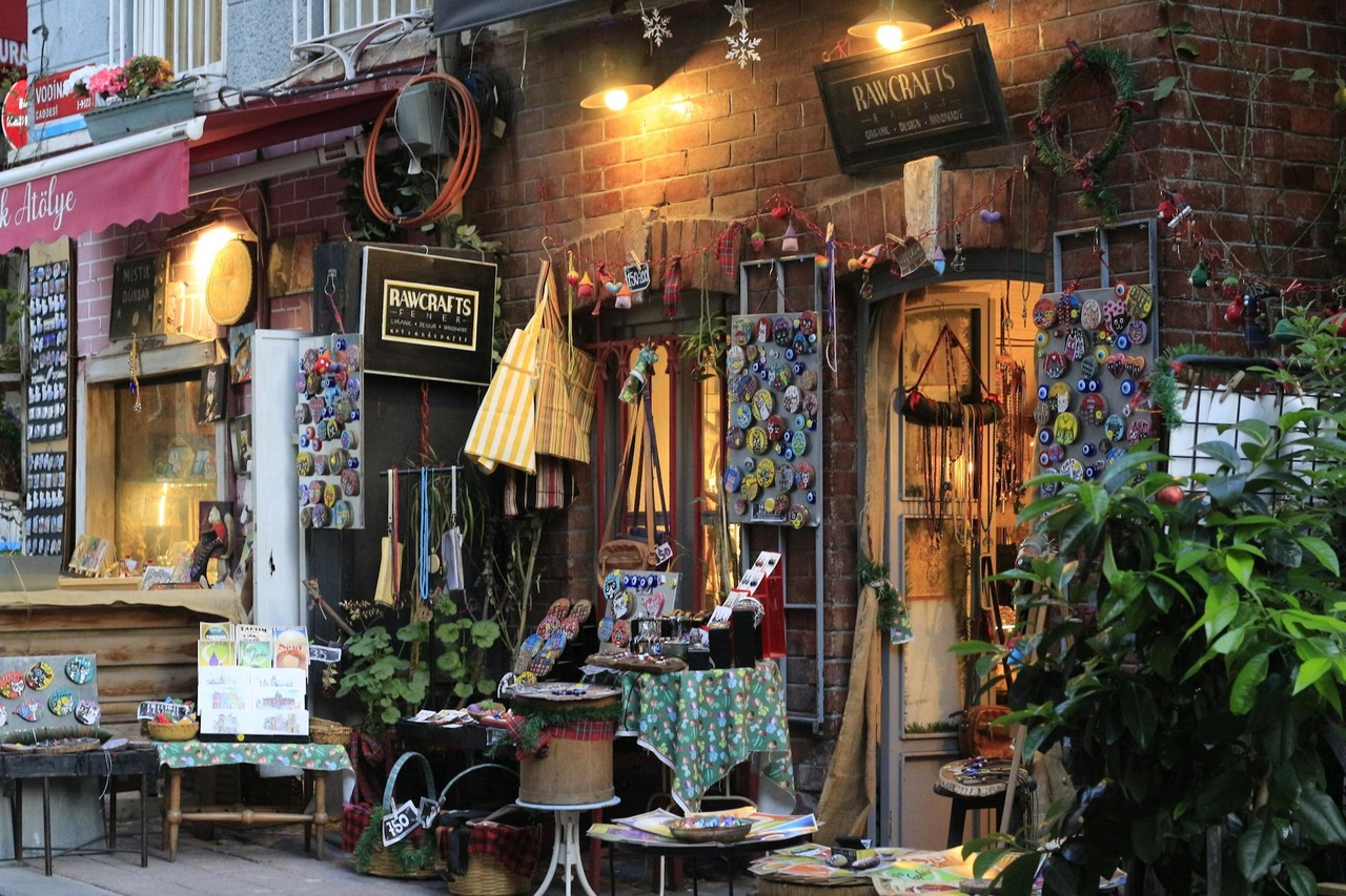 A vibrant Istanbul craft shop featuring colorful souvenirs and local products.